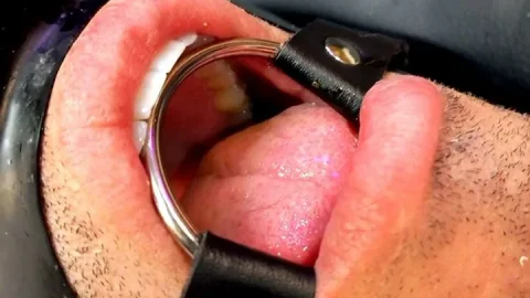 Agatha Dominatrix – Zwangs-Pissen – 2 Liter Goldene Dusche für meinen Schwein