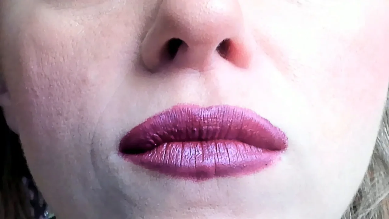 Blonde with red lipstick gives intense close-up oral tease