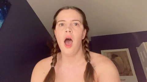 Schlanke Brünette mit Tattoos zeigt grünen Bikini im Schlafzimmer