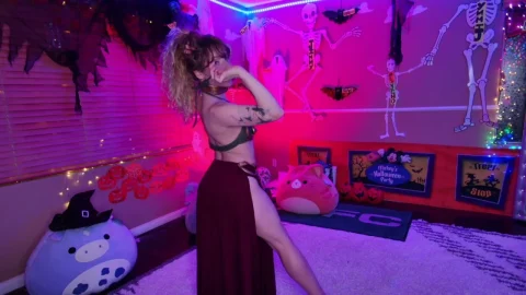 Halloween-Lingerie Solo mit Tattoos und Schlafzimmerdeko
