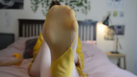Rita Peach – Redhead Pinup Foot Tease