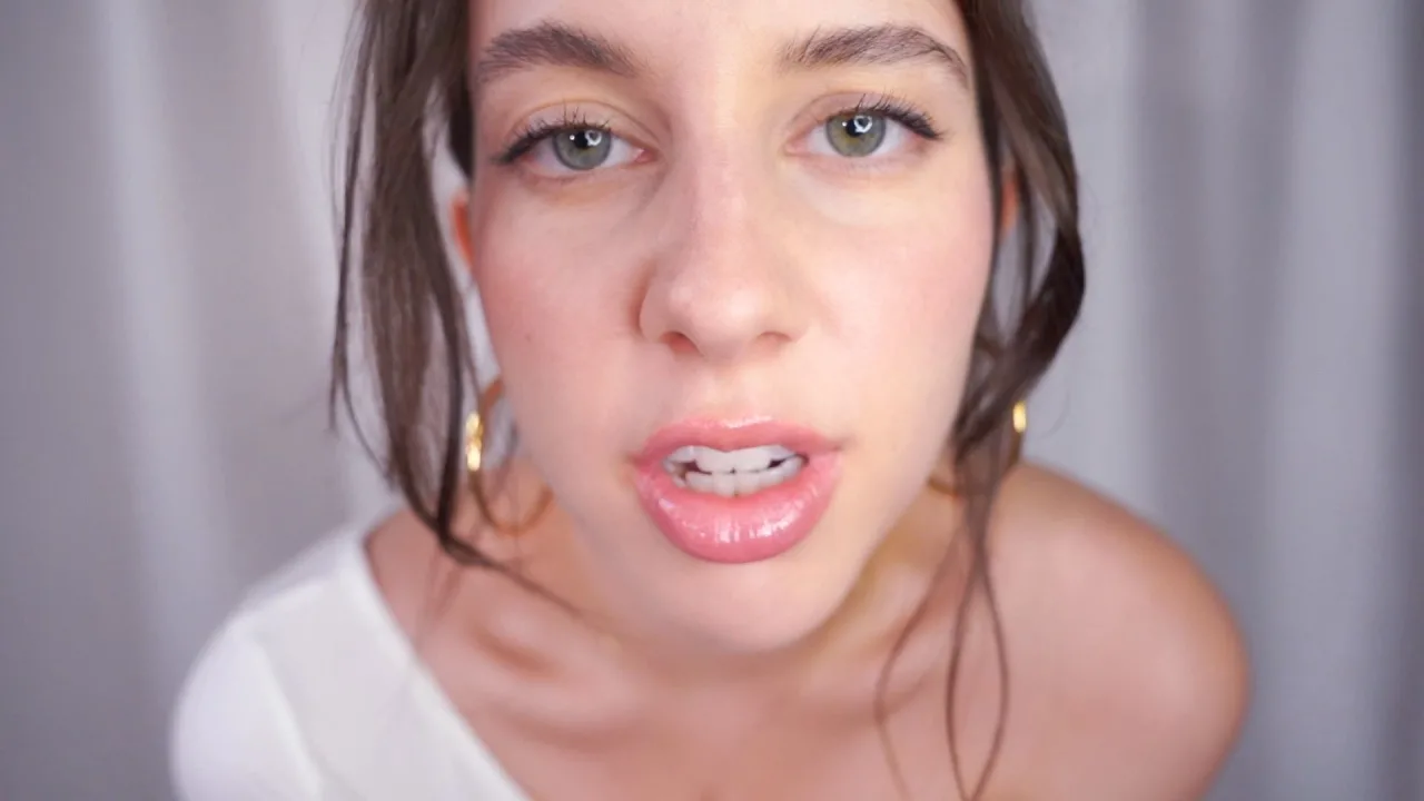 Princess Violette – Schwangere Brünette strippt & Blowjob Tease