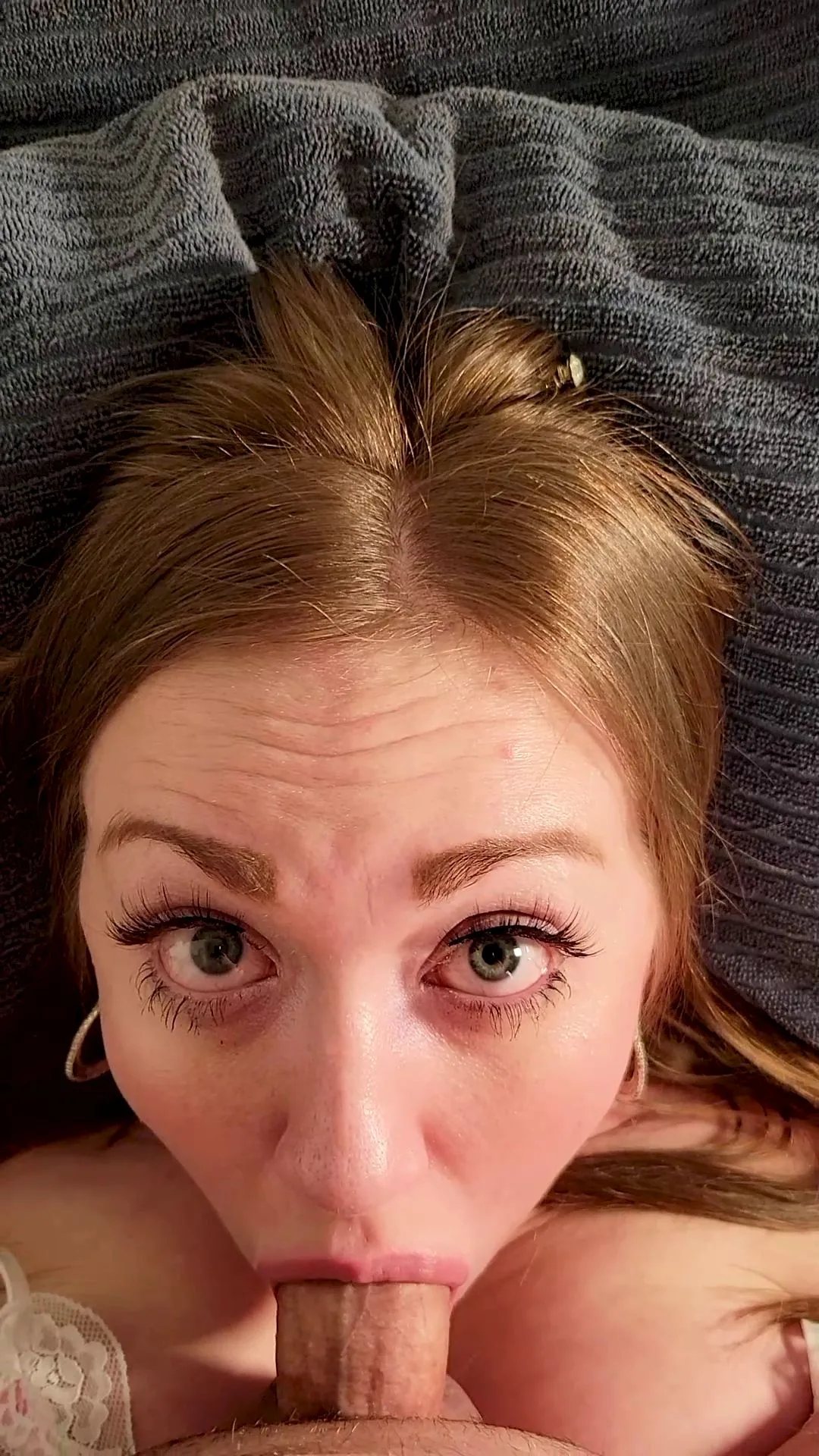guiltygamerkatie – Blowjob im Reitsitz mit Gesichtsbefruchtung